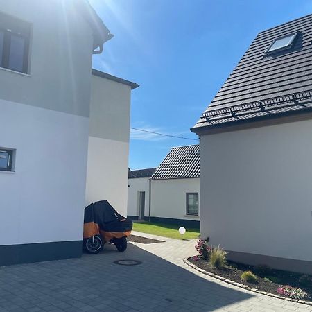 Modernes & Gepflegtes Hotelzimmer Mit Kueche! Bernstadt  エクステリア 写真
