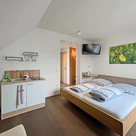 Modernes & Gepflegtes Hotelzimmer Mit Kueche! Bernstadt  エクステリア 写真