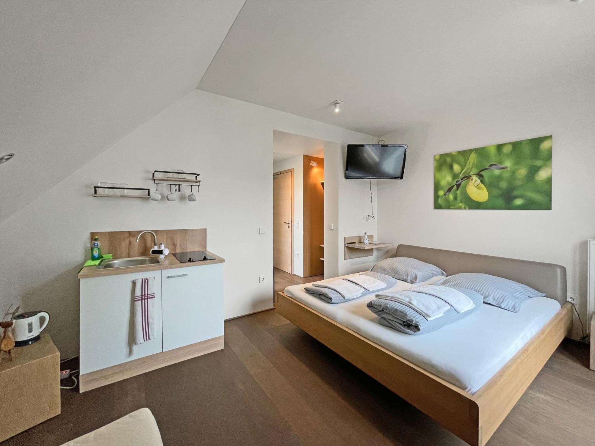 Modernes & Gepflegtes Hotelzimmer Mit Kueche! Bernstadt  エクステリア 写真