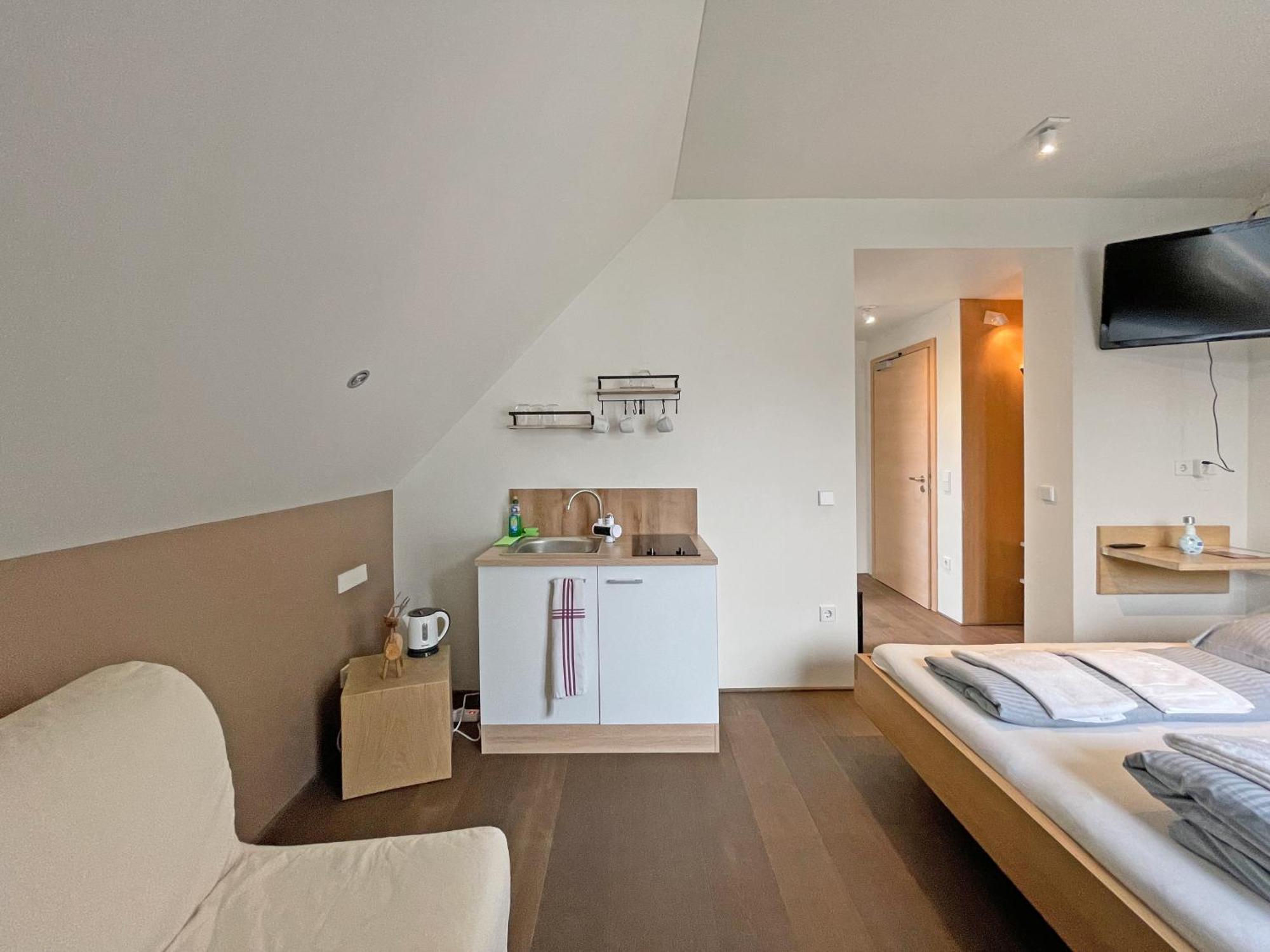 Modernes & Gepflegtes Hotelzimmer Mit Kueche! Bernstadt  エクステリア 写真