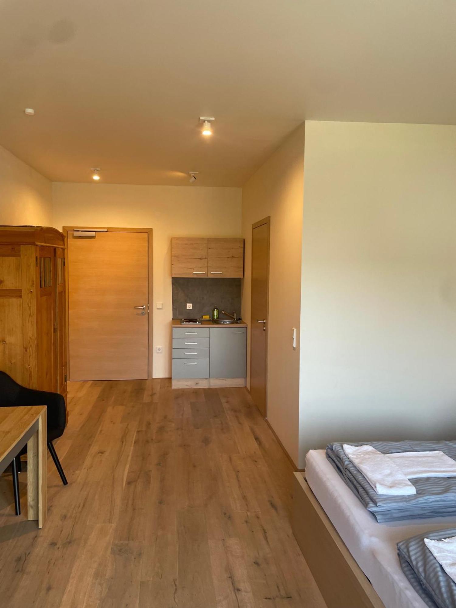 Modernes & Gepflegtes Hotelzimmer Mit Kueche! Bernstadt  エクステリア 写真