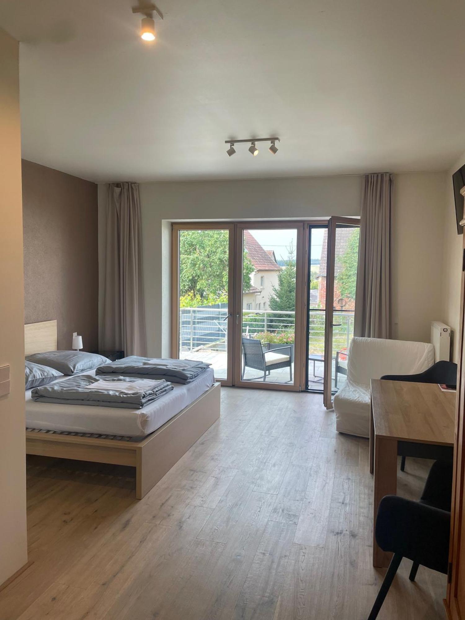 Modernes & Gepflegtes Hotelzimmer Mit Kueche! Bernstadt  エクステリア 写真